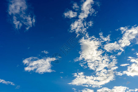 美丽的白云蓝天背景图片