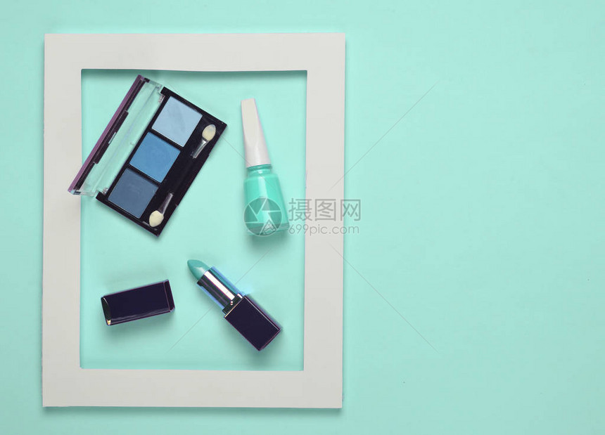 粉色糊面背景的白框中的女化妆品图片