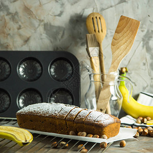 切片香蕉面包在厨房用具香蕉和栗子的板块上图片