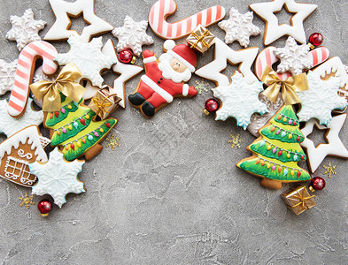 在混凝土上放饼干的圣诞装饰图片