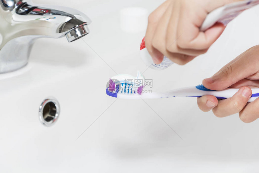 牙刷上牙刷上的牙膏缝图片