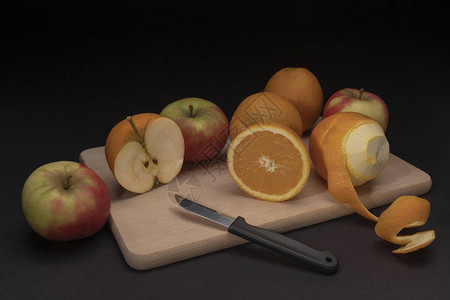 苹果和橘子的创意超现实静物图片