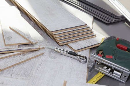 复合地板的木板和安装它们的工具图片