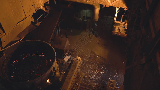 钢厂熔炉中的金属冶炼录像凝固金属罐的顶部视图图片