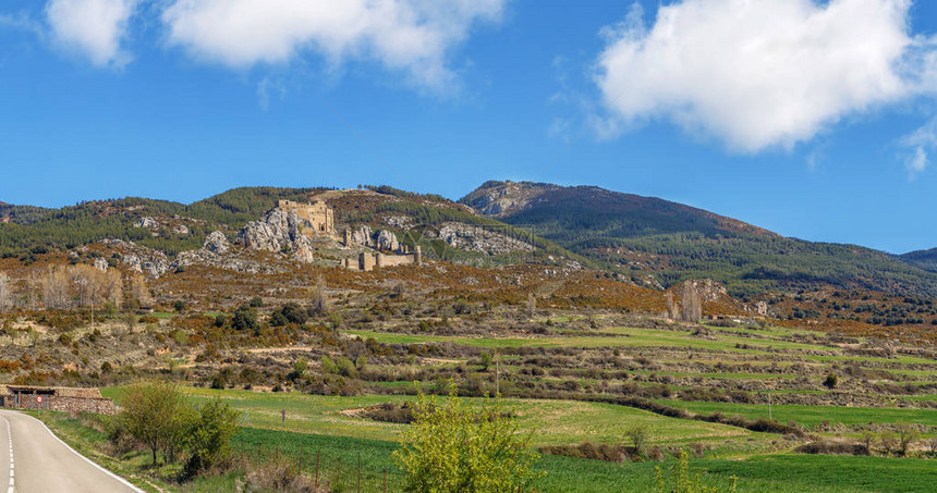 位于西班牙阿拉贡山脚的洛阿勒城堡全景从西图片