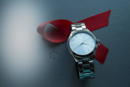 世界艾滋病日是红丝带和时钟的象征图片