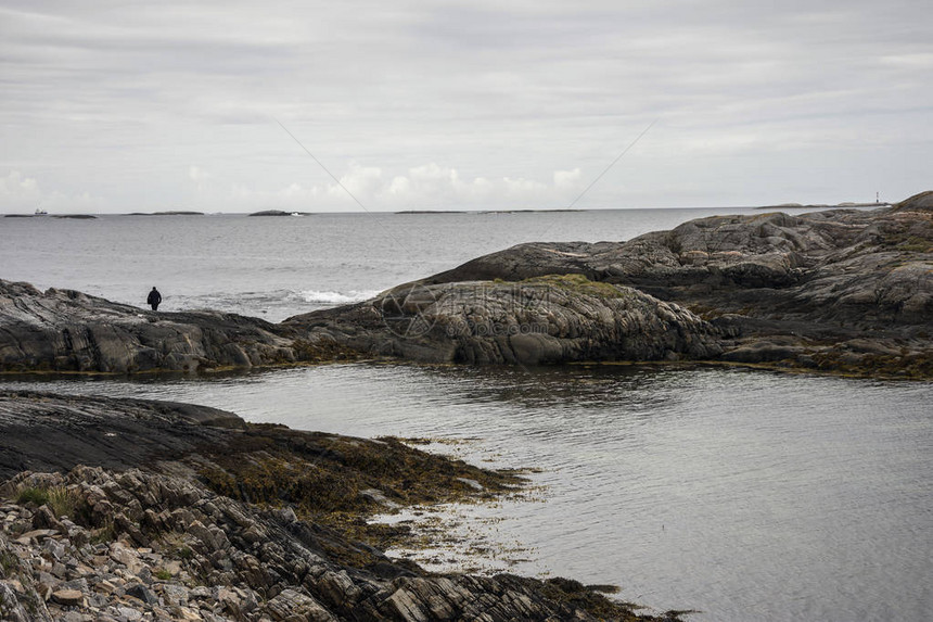 在著名的大西洋公路海岸的岩石景象挪威多罗姆斯达尔郡图片