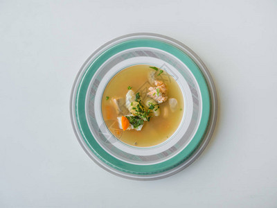 白桌上的一盘鱼汤图片