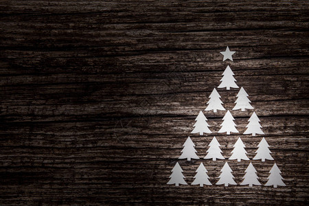 圣诞贺卡木制背景上的三棵装饰冷杉背景图片