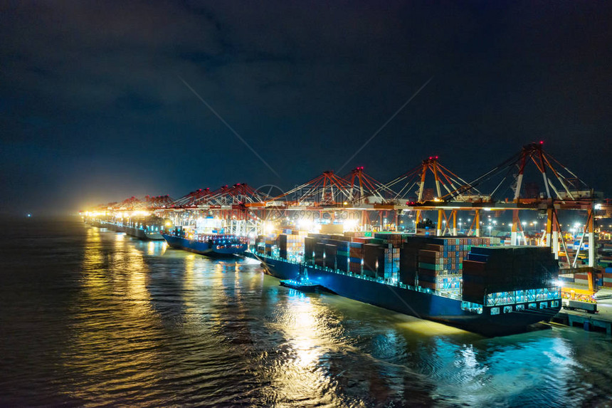 进出口业务和物流中的集装箱船用起重机将货物运送到港口国际图片