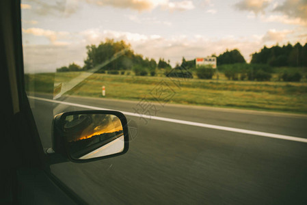 高速公路上的汽车汽车镜面反射中的日落公路旅行图片