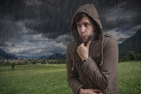 年轻人在雷雨中感到寒冷图片