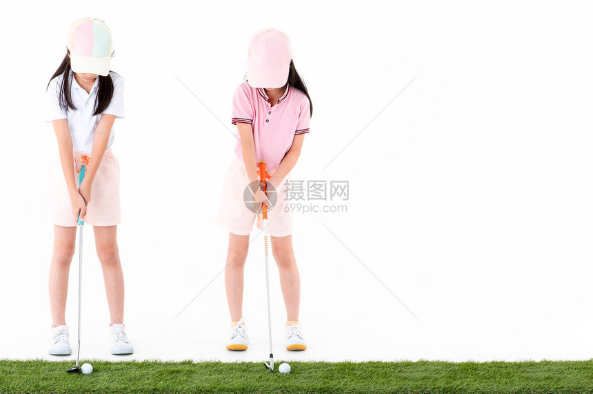 身穿运动服戴多彩帽子的亚洲兄弟姊妹对在白种背景上孤立的天马座打图片