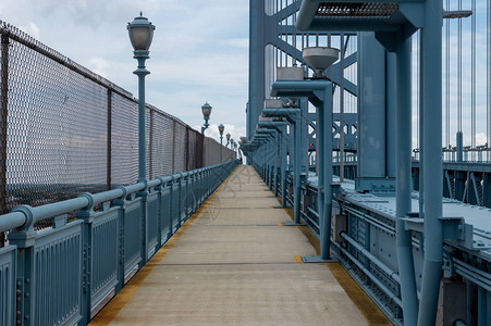 费城本杰明富兰克林桥上的人行道图片