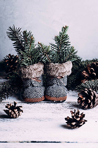 老式圣诞节作文圣诞树的新年假期玩具木制背景上的靴子锥图片