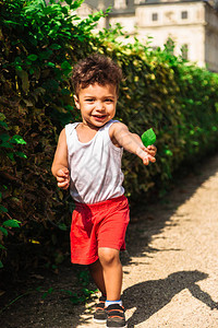 穿着红色短裤的可爱的小非洲美籍小男孩或拉丁裔美国男孩图片