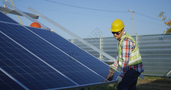 在太阳能农场用金属安装光电池板时图片