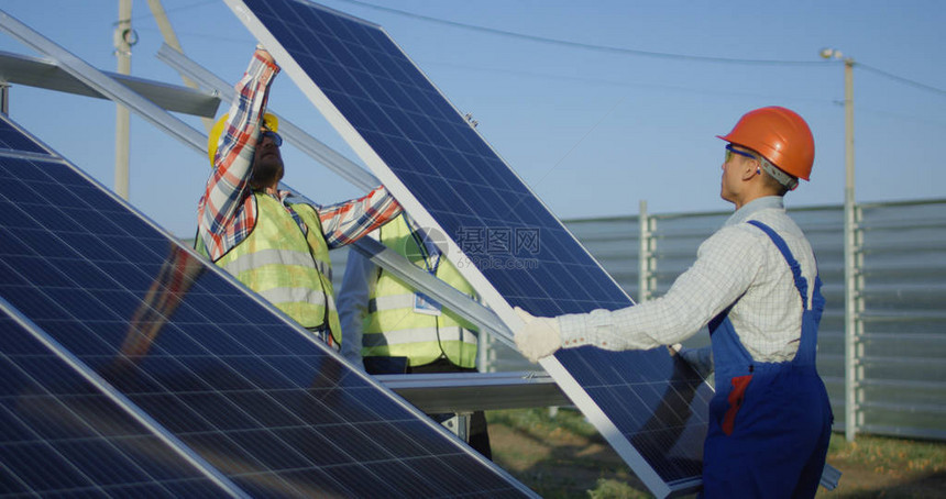 在太阳能农场用金属安装光电池板时图片
