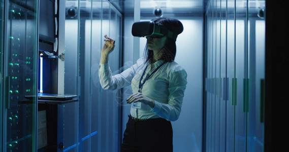正规妇女佩戴VR头盔图片