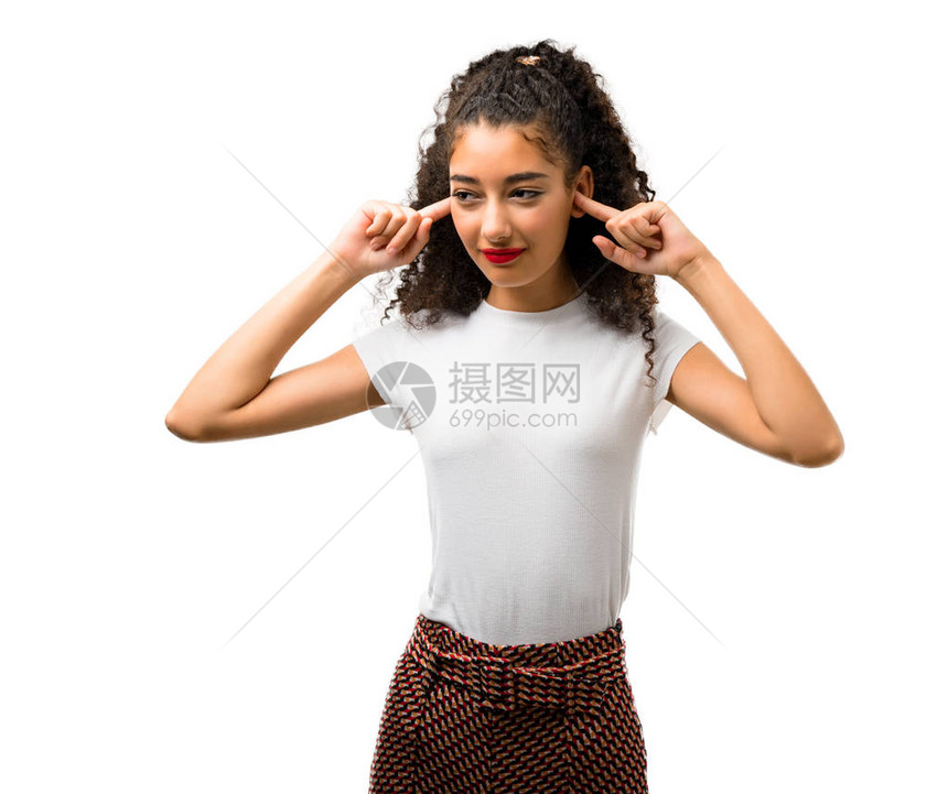 长卷发的年轻女孩用白色背景的手把两图片