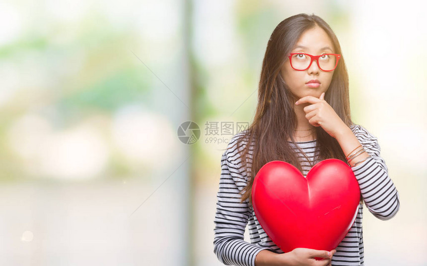 恋爱中的亚洲年轻女在与世隔绝的背景下读心图片