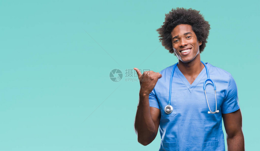 身处孤立背景的非裔美国外科医生男子笑着微笑图片