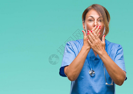 身处孤立背景的中年高级护士女医生因犯错误而用双手遮住嘴部震图片