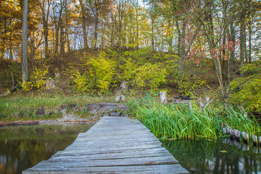 秋天湖与一座老木桥图片