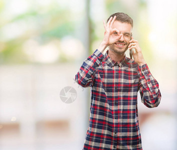 年轻时髦的成年男子在电话上说着快乐的笑脸微笑图片