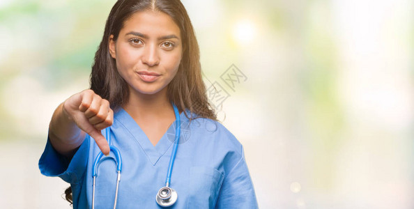 年轻的阿拉伯医生外科医生女人在孤立的背景下看起来不开心和愤怒图片