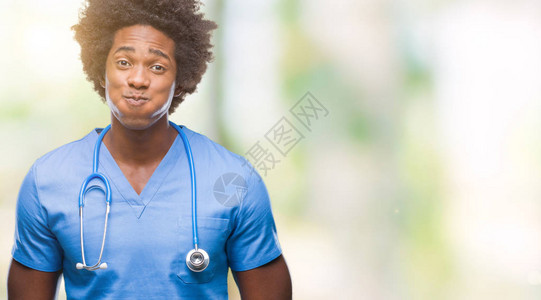 搞笑护士素材美籍非裔外科医生在孤立的背景下用可笑的脸庞抽脸部口腔充斥着空气背景