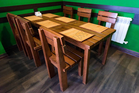 现代咖啡厅漂亮的木桌和椅子浪图片