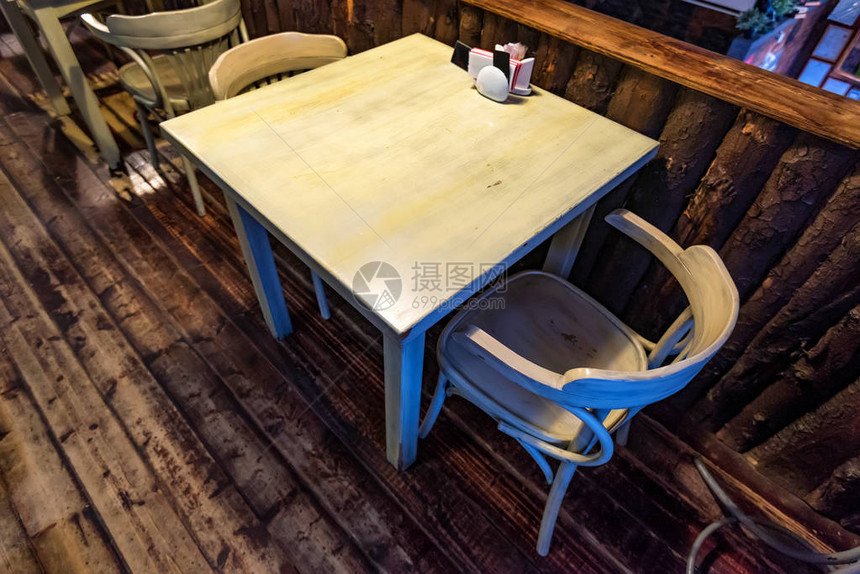 现代xafe的两张漂亮的桌和椅子图片
