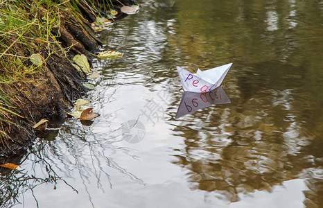 孤单的白纸小船叫做和平在秋天闭合时在户外图片