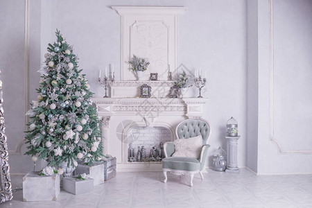 圣诞假期背景有银色和白色装饰的圣诞树美丽的圣诞树特写用球冬青浆果金属丝柔背景图片