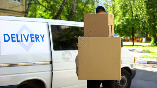 送货工人拿着许多纸箱快递包裹运输服务图片