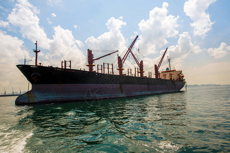 进出口业务和物流中的集装箱船用起重机将货物运送到港口国际水运鸟瞰图货船运载集背景图片