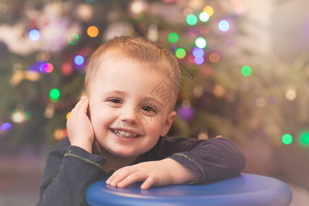 快乐和笑可爱的白人男孩肖像与圣诞图片