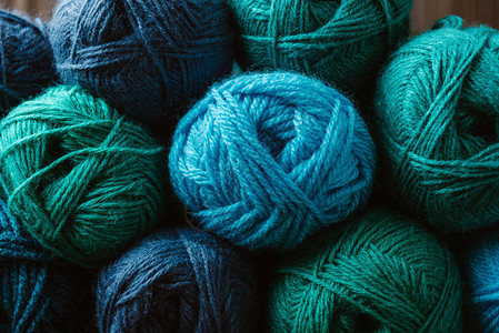 蓝色和绿色毛线球的完整框架图片