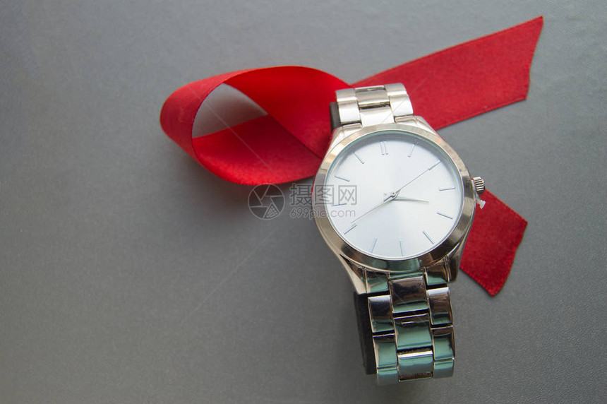 世界艾滋病日是红丝带和时钟的象征图片