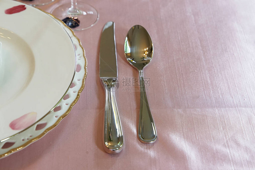 桌上和刀子及餐盘上图片
