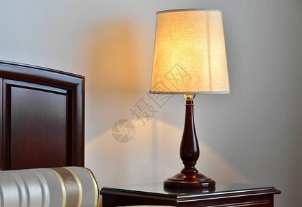 房间床边的灯光闪耀在房图片