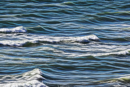 蓝色的大海和浪在马尔拉海图片