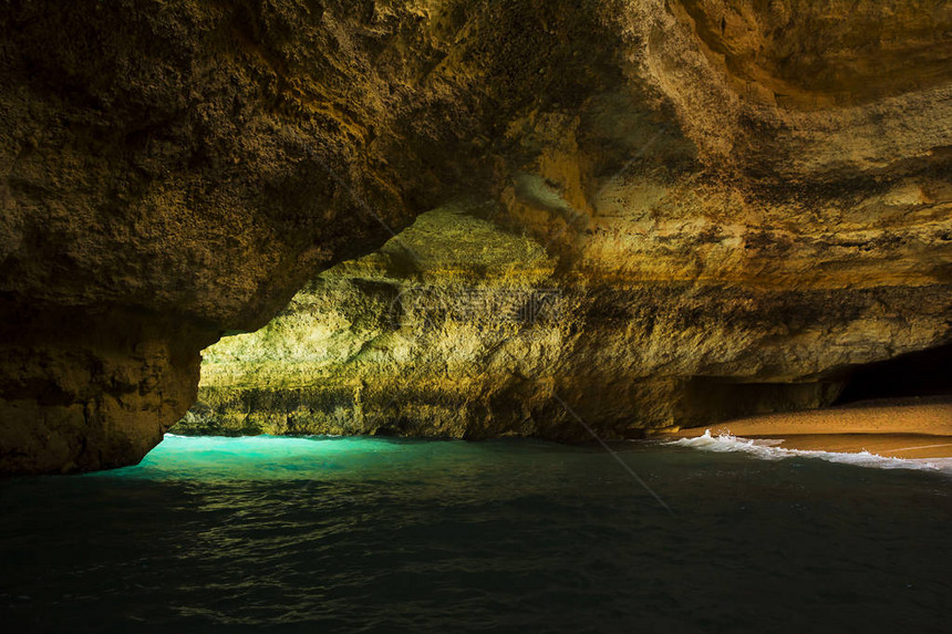 欧洲葡萄牙贝纳吉尔附近阿尔加维海岸洞穴内地图片