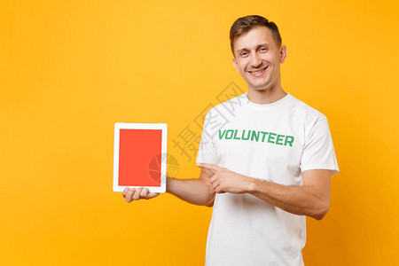 身穿白色T恤的男子题词绿色标题志愿者手持平板电脑图片