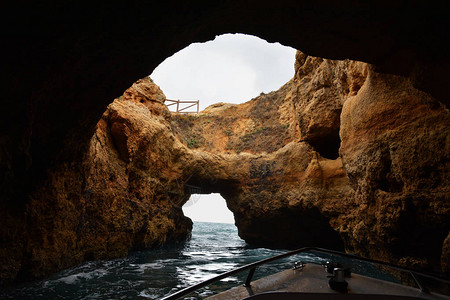 欧洲葡萄牙贝纳吉尔附近的阿尔加维海岸的一个海洞穴内图片