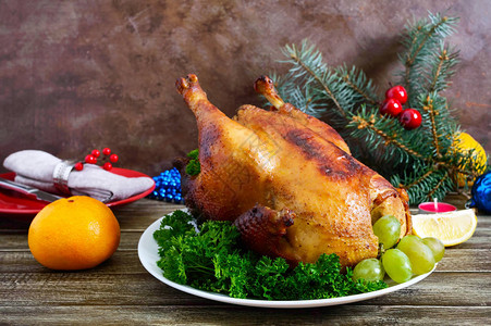 节日餐桌上的传统火鸡菜感恩节或圣诞图片