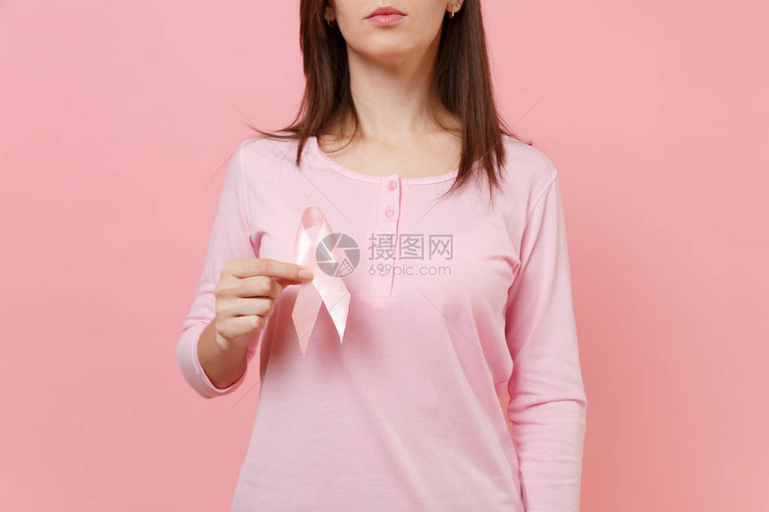 穿着玫瑰衣服的妇女手握着粉色丝绸带图片