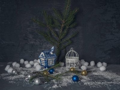 圣诞卡和装饰玩具圣诞装饰品在黑木背景上下图片