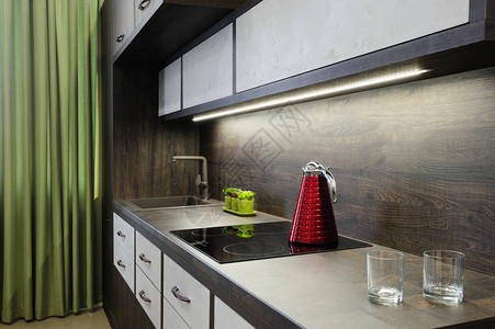 现代深棕色厨房室内感应炉最起码的清洁设计图片